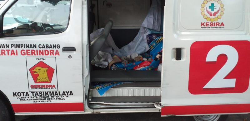 Mobil ambulans milik Partai Gerindra yang diduga membawa batu saat aksi 22 Mei 2019 (Foto: Melek Politik)