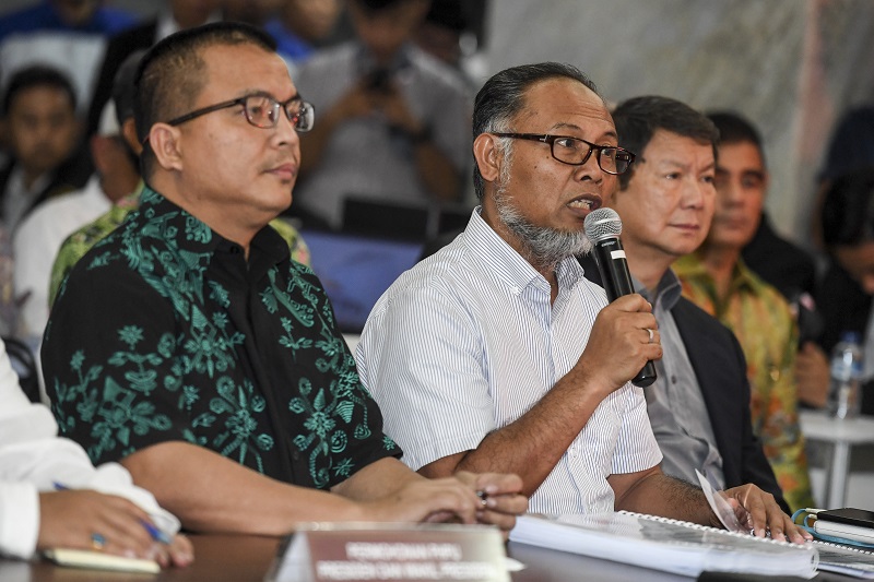 Anggota Tim Kuasa Hukum Prabowo-Sandi, Denny Indrayana (batik hijau)  saat daftarkan gugatan sengketa Pilpres di MK (Foto: Alinea)