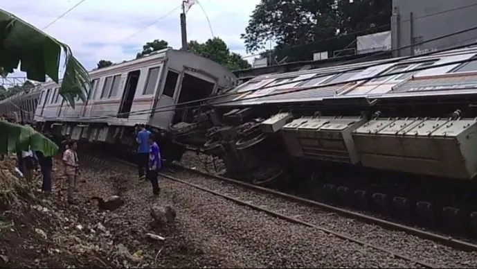 Kereta anjlok (Foto: Ivooxid)