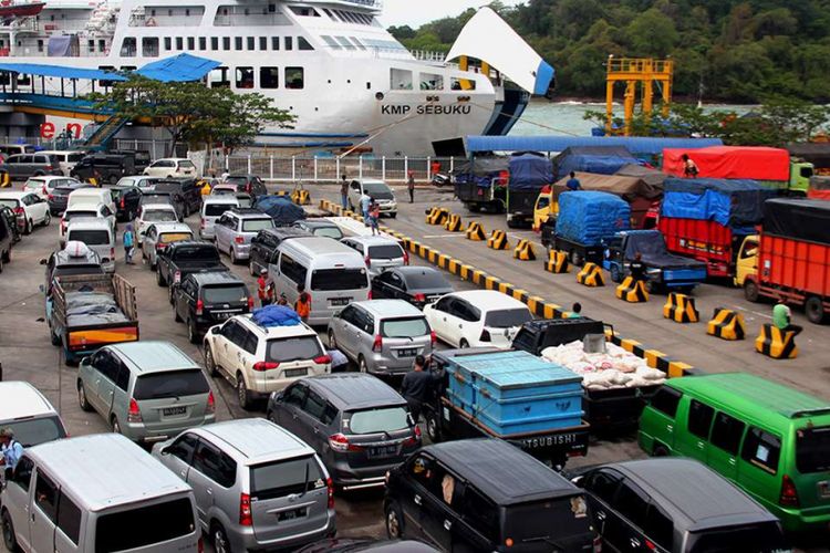 situasi arus mudik di Pelabuhan penyeberangan Merak, Banten (Foto: Kompas)