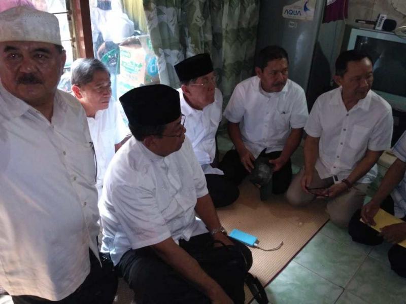 purnawirawan Jenderal TNI saat berkunjung ke rumah korban kekrusuhan Mei 2019 Foto: Sotarduganews)