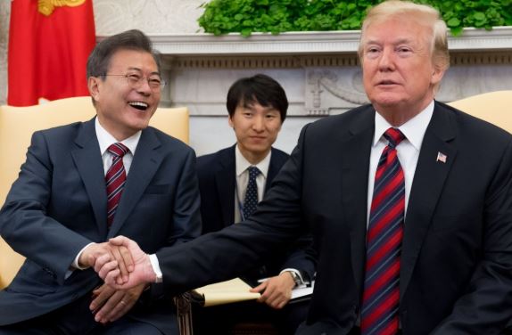 Presiden Korsel Moon Jae-in dan Presiden Amerika Serikat Donald Trump (Foto: Pacific Standard)