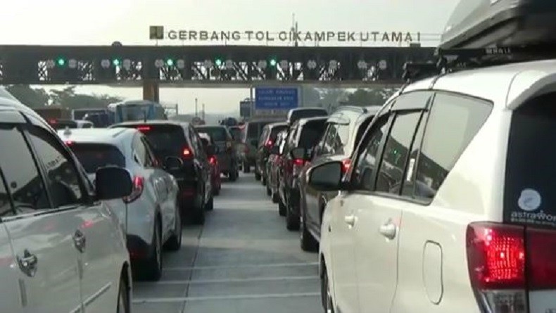Situasi arus lalu lintas H-7 lebaran di tol Cikampek (Foto: Inews)