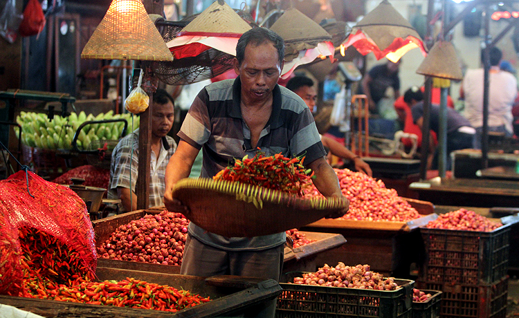 Menjelang Ramadan, sejumlah harga komoditas pangan mengalami kelonjakan harga. Komoditas yang mengalami kenaikan harga. Robinsar Nainggolan