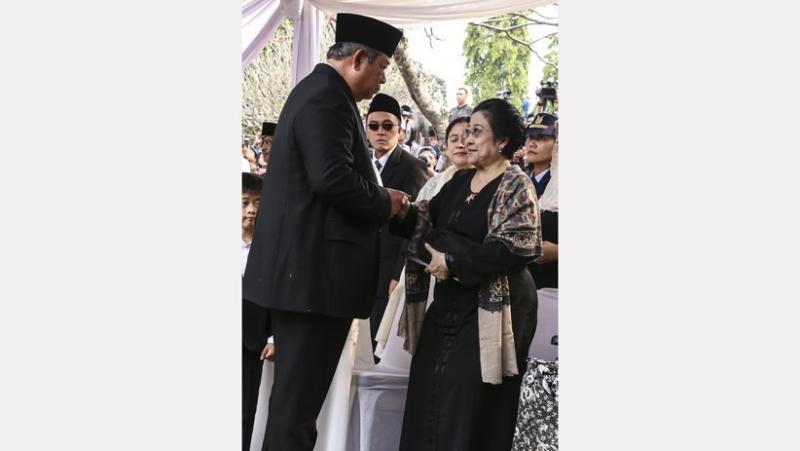 Megawati bersalaman dengan SBY saat acara pemakaman Ani Yudhoyono (Foto: Inews)