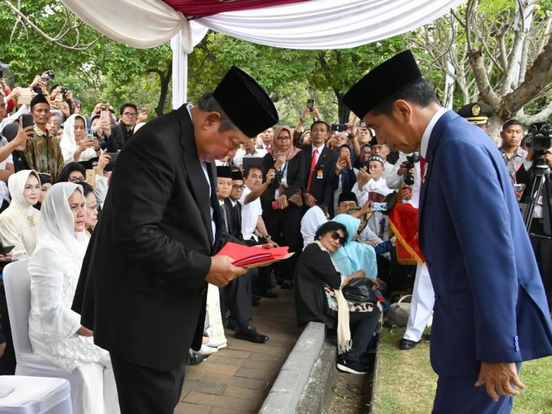 Presiden Joko Widodo dan SBY saat acara pemakaman jenazah Bu Ani yudhoyono (Berita Moneter)