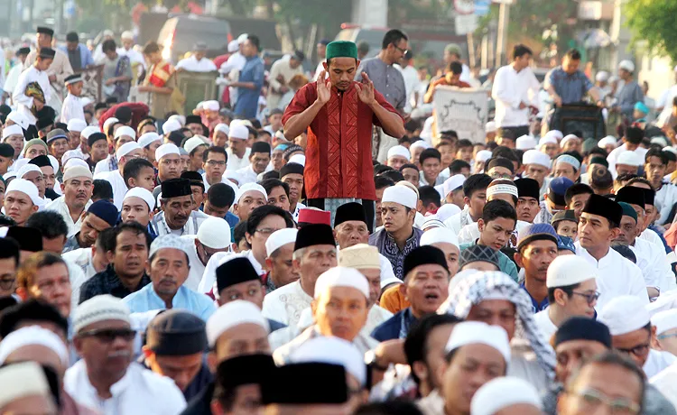 Membludaknya jamaah sholat ied di Jatinegara hingga memadati dua ruas jalan di sebelah kiri dab kanan Gereja Koinonia. Robinsar Nainggolan