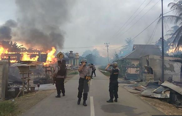 Puluhan rumah dibakar akibat rusuh di Buton (Foto: Kompas)
