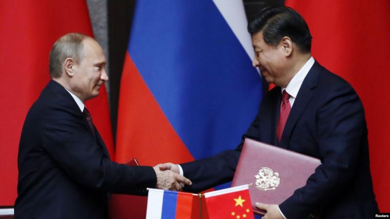 Presiden Rusia Vladimir Putin (kiri) dengan Prsiden China Xi Jinpiang (kanan) usai s epakat bekerjsama. Foto (VOA Indonesia)