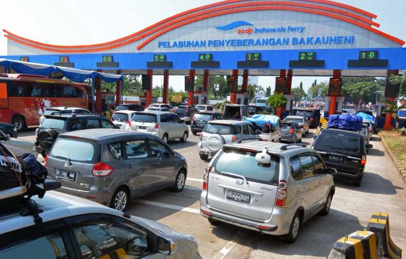 Antrian kendaraan mulai memadati Pelabuhan Bakauheni, Lampung Selatan (antara)