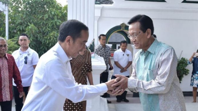 Presiden Republik Indonesia Joko Widodo (Jokowi) bertamu ke Keraton untuk menemui Gubernur Daerah Istimewa Yogyakarta, Sri Sultan Hamengku Buwono (HB) X