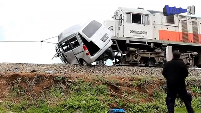 Mobil ditabrak kereta api (Foto: youtube)