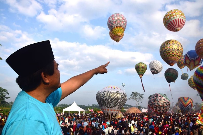 Tradisi terbangkan balon udara bahayakan keselamatan penerbangan (foto: detik)