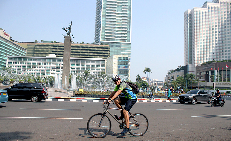 Warga Jakarta tetap berolahraga di Jalan Sudirman - MH Thamrin pada Minggu pagi ini (9/6), walau tidak berlaku hari bebas kendaraan atau car free day (CFD). Robinsar Nainggolan