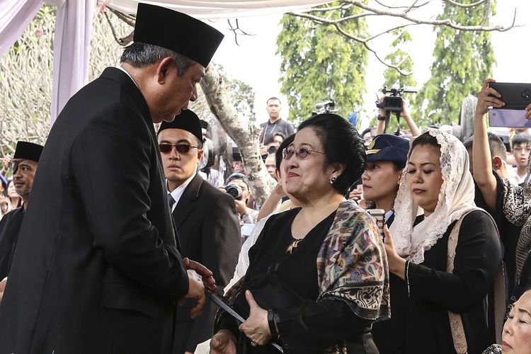 SBY dan Mega bertemu saat acara pemakaman BU Ani Yudhoyono di TMP Kalibata, Jakarta Selatan (Foto: Kompas)