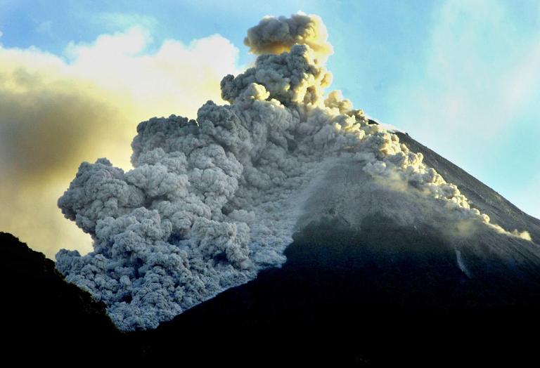 awan panas meluncur dari gunung merapi (Foto: KBK)