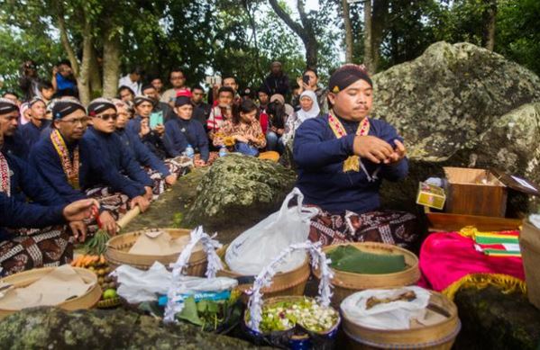 Asimilasi Budaya Jawa Dan Muslim Abangan