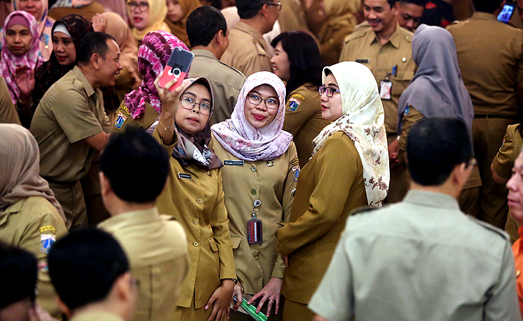 Gubernur DKI Jakarta Anies Basswedan saat menggelar acara halal bihalal dengan sejumlah Pegawai Negeri Sipil (PNS) di Gedung Balaikota, Jakarta Pusat. Robinsar Nainggolan