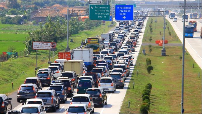 Kemacetan jalan tol (Foto: EduNews)