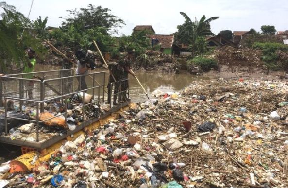 Tumpukan sampah di Sungai Citarum, Jawa Barat (Foto: BBC)