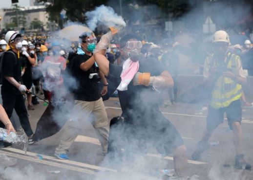 Demonstran Hongkong bentrok dengan kepolisian (Foto: ABC News)