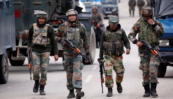Polisi India berpatroli di wilayah Kashmir yang bergolak (Foto: Voice of America)