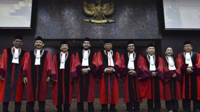 9 hakim Mahkamah Konstitusi (Foto: Tribun)