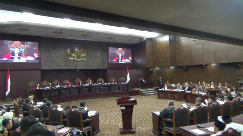 Majelis Hakim memimpin sidang di gedung MK (law-justice.co/Deni Hardimansyah)