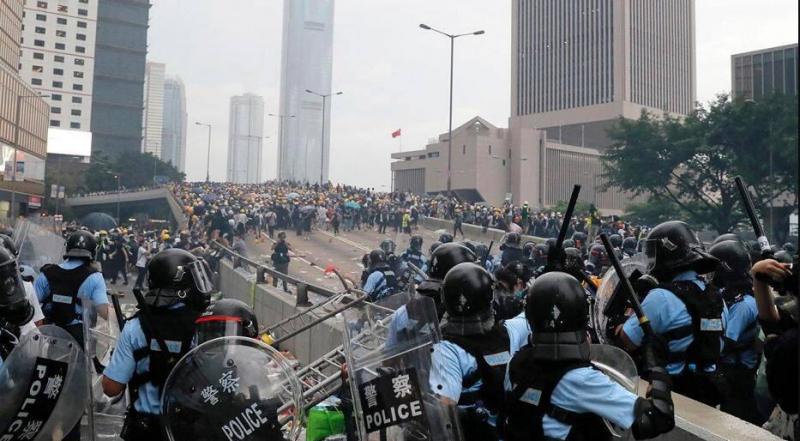Pengunjuk rasa anti-China bentrok dengan kepolisian Hong Kong (Foto: Fox News)