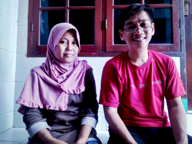 Orang tua almarhum Muhammad Rayhan Fajari, Agus Salim (49 tahun) dan Nurhayati (41 tahun), saat dijumpai di kediamannya di Jakarta. (law-justice.co/Winna Wijaya)