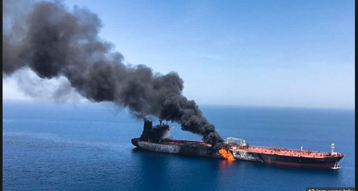 Dua kapal tanker diserang militan yang dituding ada hubungannya dengan Iran (Foto: The New York Times)