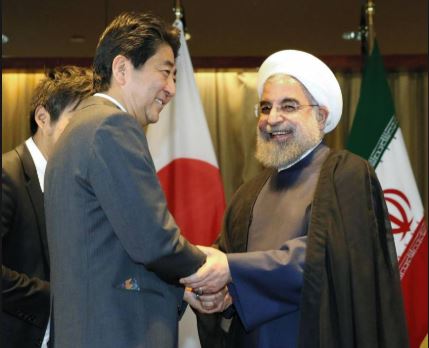 Perdana Menteri Jepang Shinzo Abe (tengah) berjabat tangan dengan Presiden Iran Hassan Rouhani (Foto: The Japan Times)