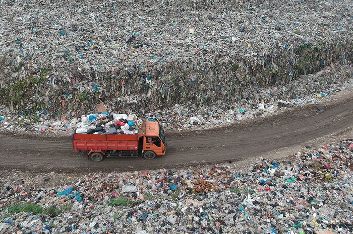 Sampah menjadi peninggalan terbanyak usai pesta kemenangan. (National Geographic Indonesia)