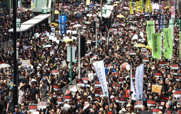 Puluhan ribu warga Hong Kong minta kepala kota mundur (Foto: CNA)