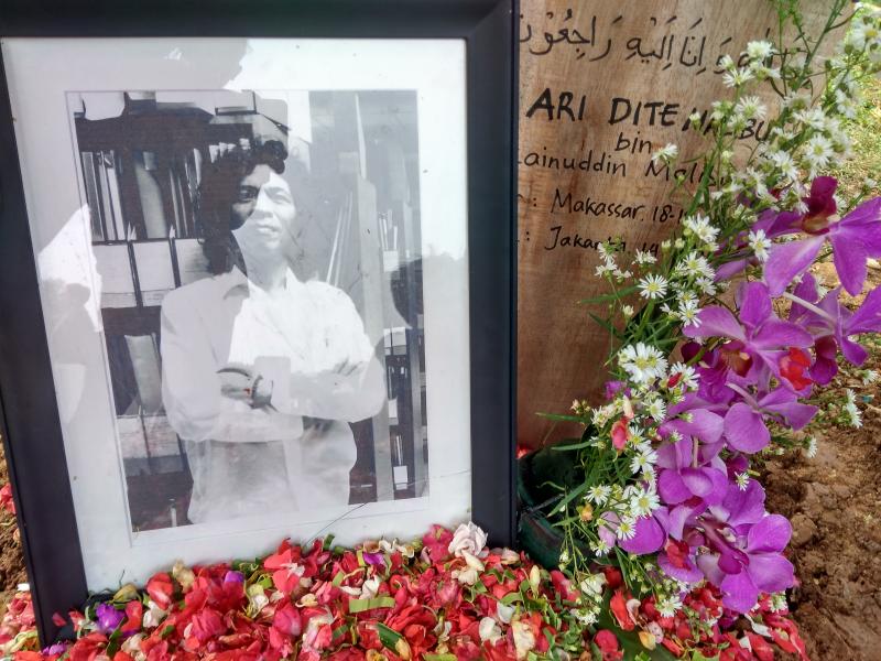 Musisi Ari Malibu meninggal ketika malam takbiran diusianya yang ke 58 tahun. Ia dikebumikan di TPU Tanah Kusir, Jakarta Selatan, pada 15 Juni 2018. (law-justice.co/Winna Wijaya)