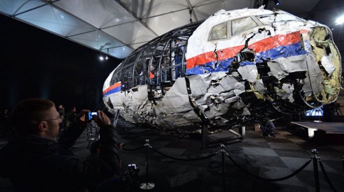 Rongsokan Pesawar Malaysia MH17 yang dirudal di wilayah udara Ukraina (Foto: Tribunnews.com)