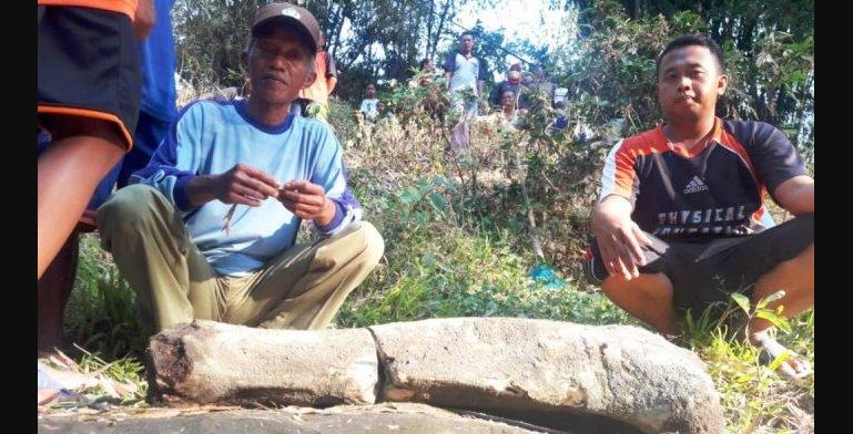 warga di Desa Tempuran, Kecamatan Paron, Kabupaten Ngawi, Jawa Timur menemukan fosil tulang paha gajah purba (Foto: Tribunnews.com)
