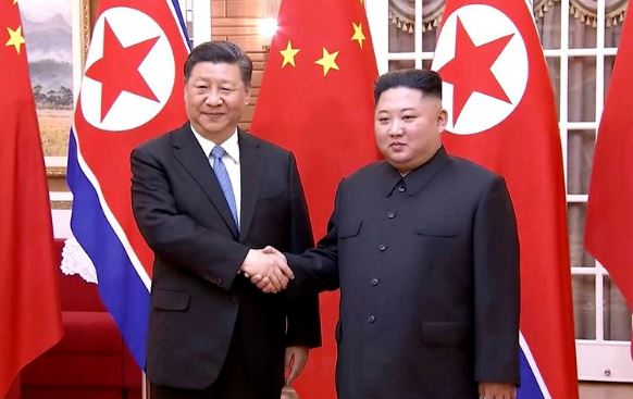  Presiden China Xi Jinping dan Pemimpin Korea Utara Kim Jong Un (Foto: Reuters)