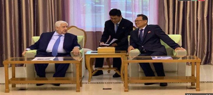 Wakil Perdana Menteri, Menteri Luar Negeri dan Ekspatriat Suriah Walid Al-Moallem dan pejabat Korea Utara, Ri Yong Ho (Foto: Central da Pauta)