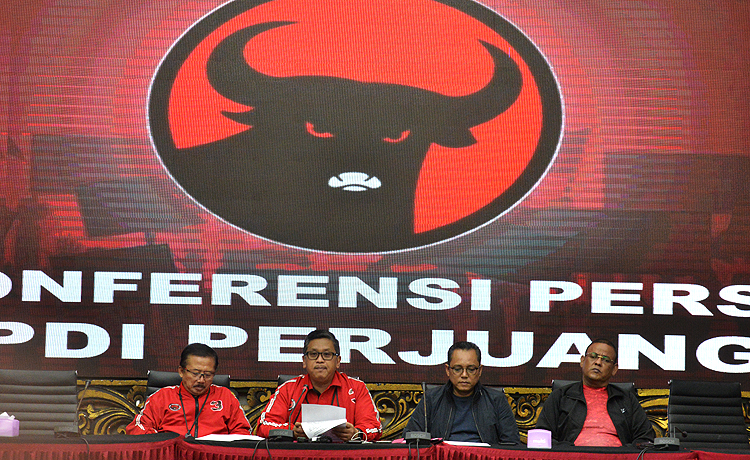 Sekjen PDIP Hasto Kristiyanto bersama Ketua DPP PDIP Bambang DH dan kader PDIP Dedy Sitorus dan Habib Soleh Al Muhdar saat preskon usai pembacaan keputusan MK di DPP PDIP, Jakarta, Kamis (27/6). Robinsar Nainggolan