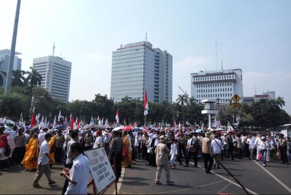 Massa pendemo berkumpul di tugu Patung Kuda, Jakarta Pusat (Foto: Kompas.com)
