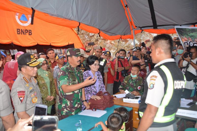 Panglima TNI saat meninjau korban banjir