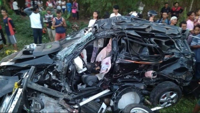 Mobil ringsek ditabrak kereta (Foto: Tribunnews.com)