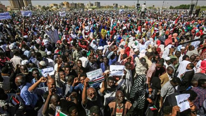 Puluhan ribu rakyat Sudan demo meminta militer serahkan kekuasaan (Foto: PressTV)