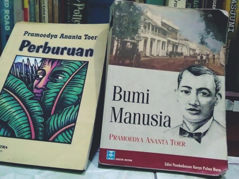 Dua buku karya Pramoedya Ananta Toer yang akan difilmkan. (Foto: Jatim Plus)