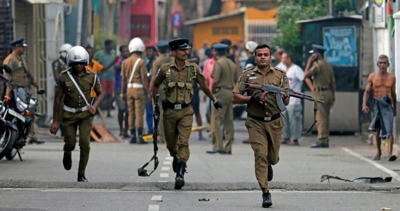Polisi Sri Lanka berjaga di lokasi ledakan (Foto: France24)