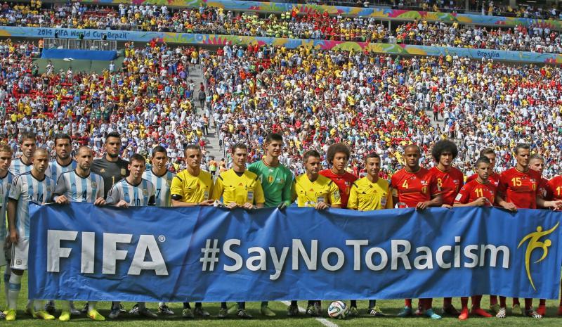Spanduk anti-rasisme yang gencar dikampanyekan oleh FIFA dalam beberapa tahun terakhir (dailymaverick)