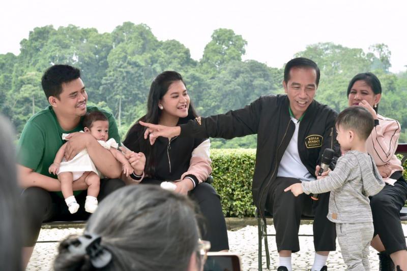Jokowi dan keluarga (BACA)