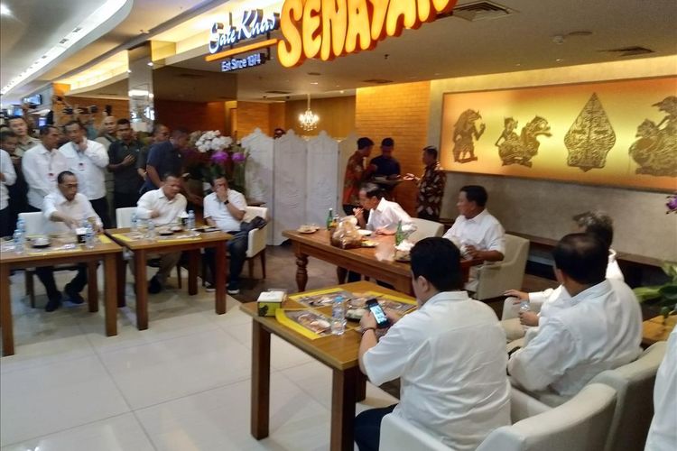 Joko Widodo dan Prabowo Subianto makan sate di FX Sudirman (Kompas.com)