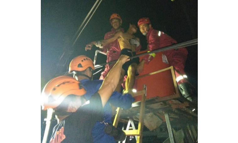 Penyelamatan seorang priadi Riau  mau bunuh diri dari atas menara air setinggi 15 meter (Berita Riau)